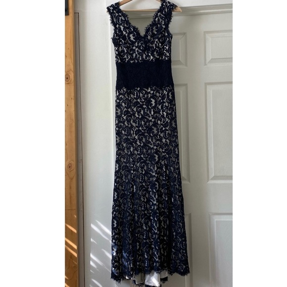 Tadashi Shoji Navy Sleeveless V Neck Lace Gown - Picture 3 of 9